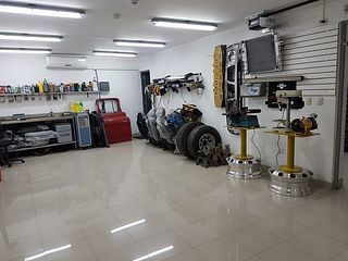 汽車(chē)配件零售店圖片